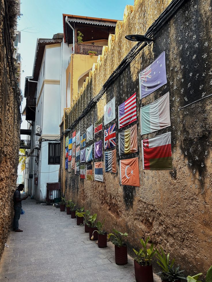 A photo of a very narrow Stone Town alleyway